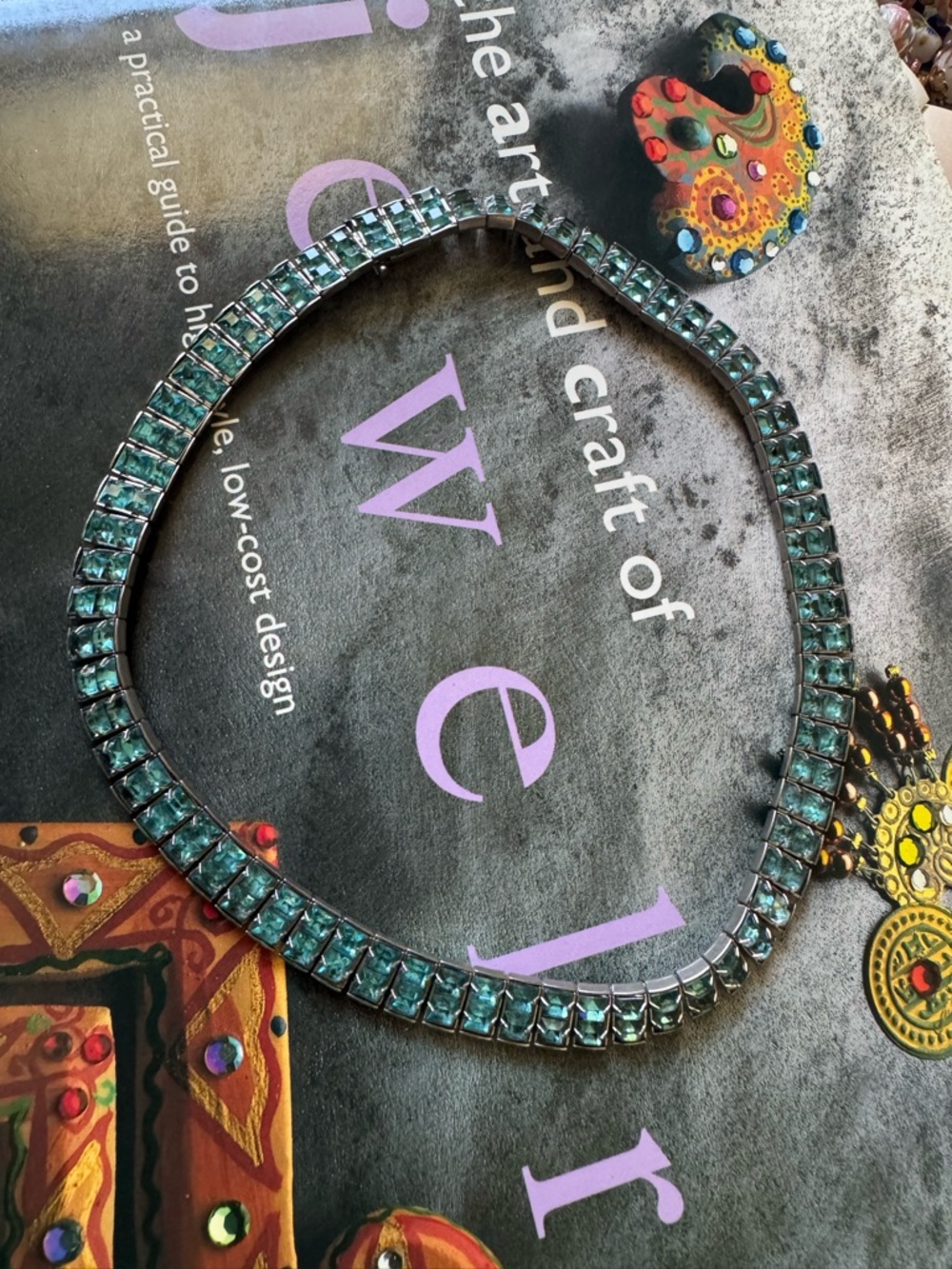 Vintage beautiful clue rhinestones silver tone metal preowned